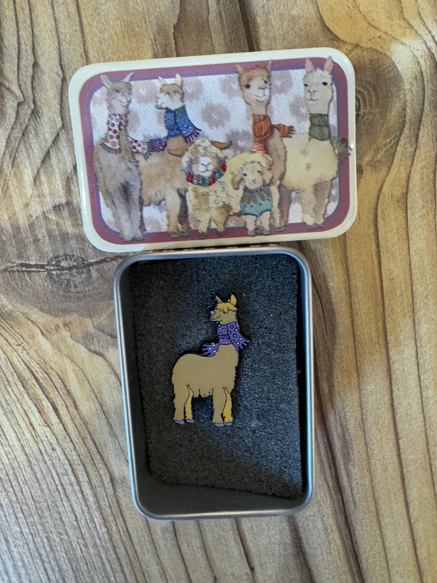 Alpaca pin badge in tin